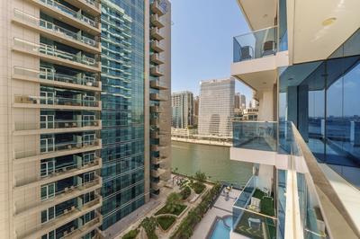 Maison Privee - Modern Business Bay Retreat w/ Dubai Canal Views