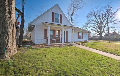 Cozy Cedar Rapids Pad - 2 Blocks to Mercy Care!