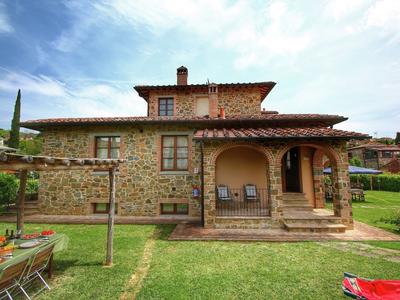 Tuscan Style Apartment with View of the Hills