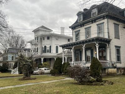 1 Br Private Victorian Apt in Convenient City Location on Half Acre Sleeps 4
