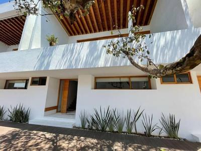 Incredible house with lake view, jacuzzi and pool