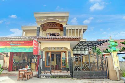 OYO 94003 Anjuk Ladang Homestay