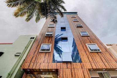 OYO 11916 Varcity Plaza