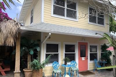The Secret Garden Home Close to Beach, Shops, Restaurants, Pet Friendly, Close to Lucerne Ave!