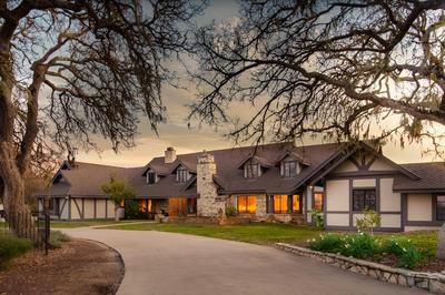 Cathedral by Avantstay Charming Secluded Estate w/ Sauna, Pool Table & Views of the Rolling Hills