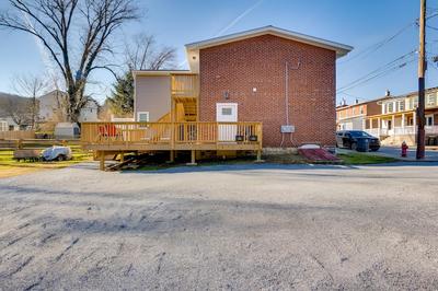 Walkable Downingtown Studio w/ Spacious Deck