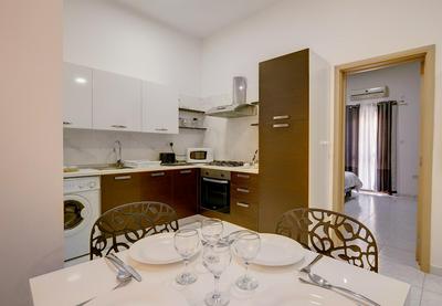Cosy Apartment Steps From the Promenade