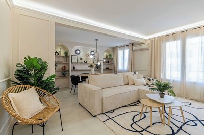 Haussmann Apartment - South-facing Balcony 2br/4p