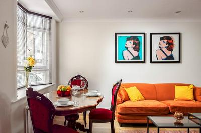 Modern 3-bed 2-bath House in Belgravia photo 2