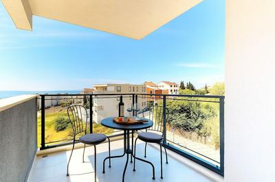 Mika's 2-Bedroom Seaview Flat & Parking