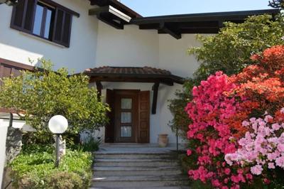 Beautiful Villa, Wifi, Bbq, Private Garden, Short Walk to Lakeside, Beach and Restaurants