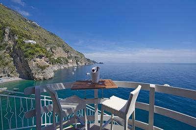 Romantic Room - A Rockside Escape