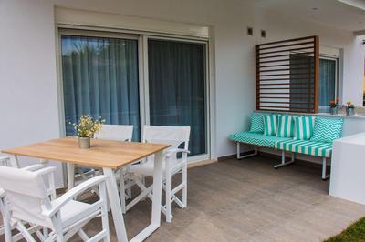 Aristotelia Gi Studio - Cozy Poolside Nest