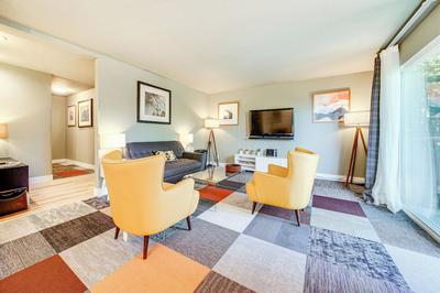 Modern Home Between Seattle, Tacoma & SEA Airport