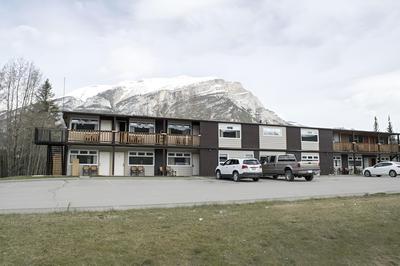 Yamnuska Suites
