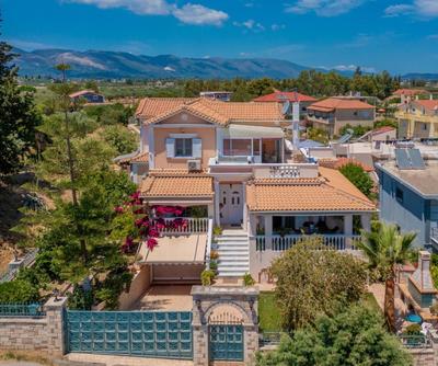 Matina's Family House With Your Private Jacuzzi!