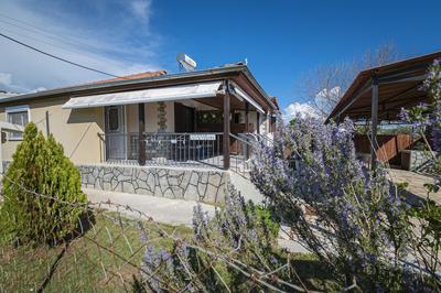 Dimis Left House by Rentals Pro