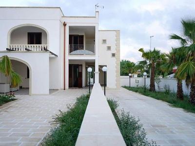 Air-conditioned Apartment Near The Beach With Spacious Balcony & Garden, Pets