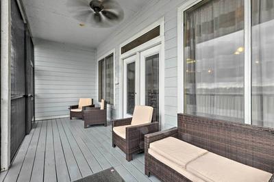 Waterfront Lake Conroe Getaway w/ Multiple Decks!