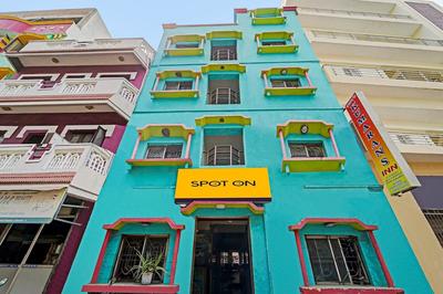 SPOT ON 45468 Kumarans Inn