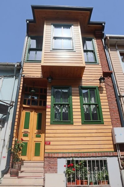 3 floor history mansion