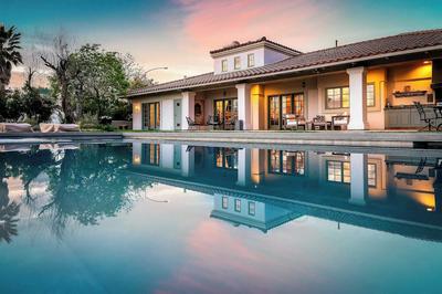 Wellsona Vineyard Retreat + Pool, Hot Tub, Views Main Home + Guest Home