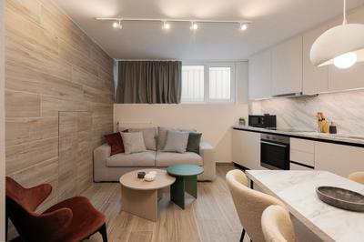 Cozy & Chic Stay Near Metro Station