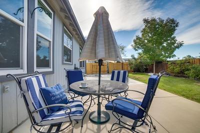 8 Mi to Dtwn Reno: Cozy Sparks Escape w/ Fireplace