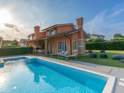 Villa in Albarella With Private Pool & Beach