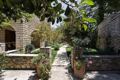 Peacefull Stone-Built Villa