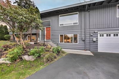 Bright Edmonds Abode w/ Patio & Dining Table!