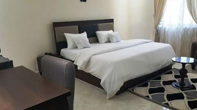 Girozolin Hotel and Suites