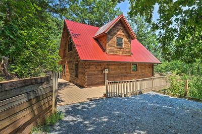 Deck + Game Room: Lakefront Landrum Cabin!