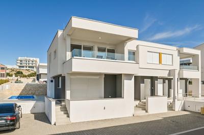 Funtastic C Apartment with Pool and Terrace