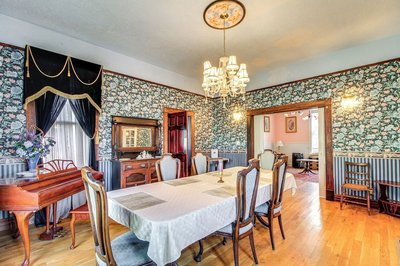 < 1 Mi to Downtown Abq: Historic Manor w/ Patio!