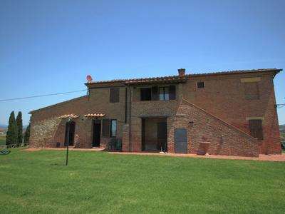 Spacious Tuscan Farmhouse