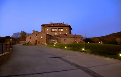 Casas Pirineo Aínsa: Historic Palace & Garden