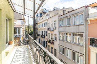 Cozy Flat w Balcony 8 min to Metro and Taksim