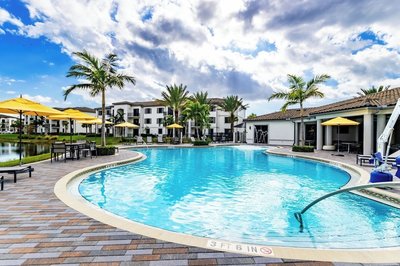 Modern 2BR Fort Myers Condo Pool, BBQ & Near Beaches