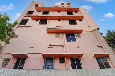 Queen D Tower  By Grands Inn Hospitality