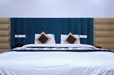 Hotel Golden By Admire Stay