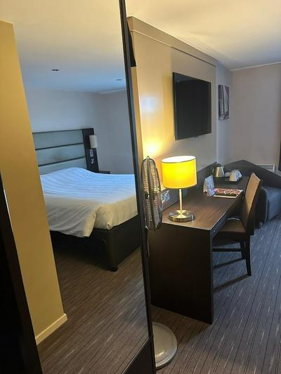 Premier Roomz Two Mills