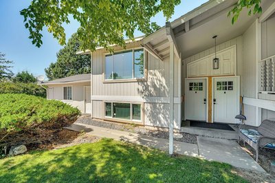 Cozy Apt w/ Private Deck, 2 Mi to Toyota Center!