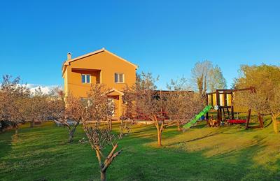 Family Holiday House Orange Spirit