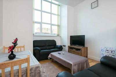 Apartment 33, 사진 2