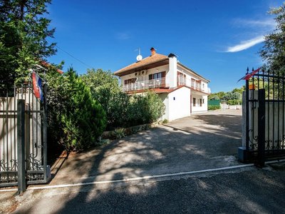 Spacious First Floor Accomodation With 2 Apartments, Near the Beach