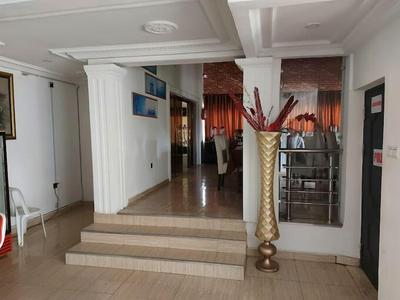 Hale Manor Exquisite