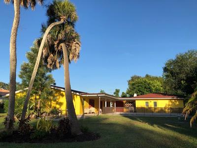 Family With Pool, Games, Dock, Fishing, Golf 4 Bedroom Home by RedAwning