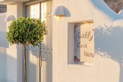 Fira-cave-sleeps 13-parking-pool-pet Friendly