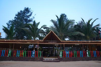 Livin Waves Beach stay and cafe